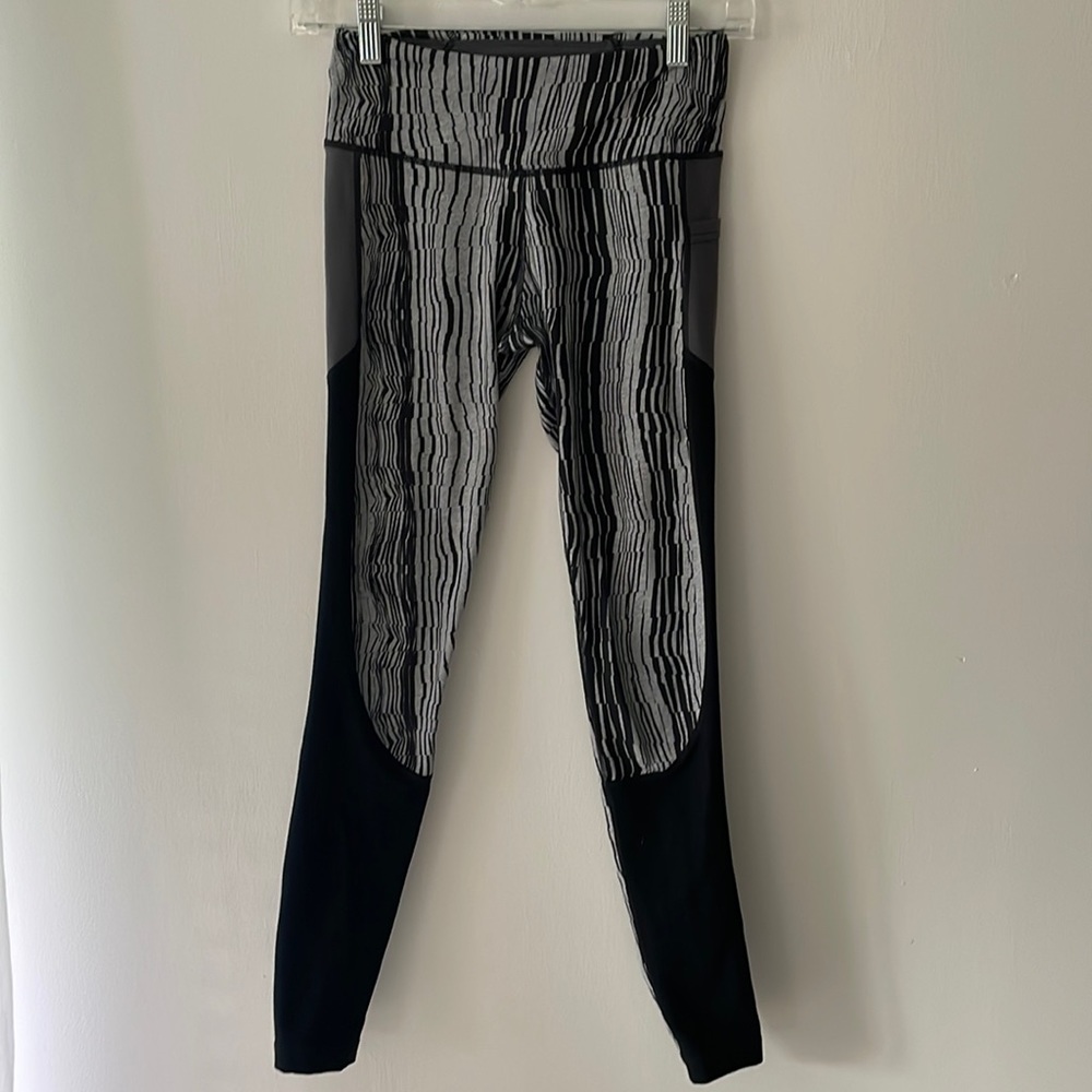 Yogasmoga black and gray leggings with pocket size 4
